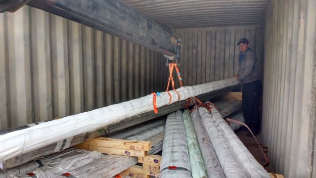 Operação de tubos - Desova com equipamentos especiais, carregamento e correta amarração evitando avarias